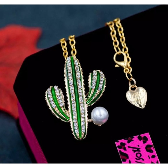 Crystal studded cactus necklace - Picture 2 of 3